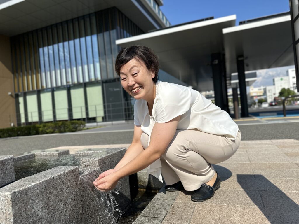 水で手を濯ぐ本田ゆみこ