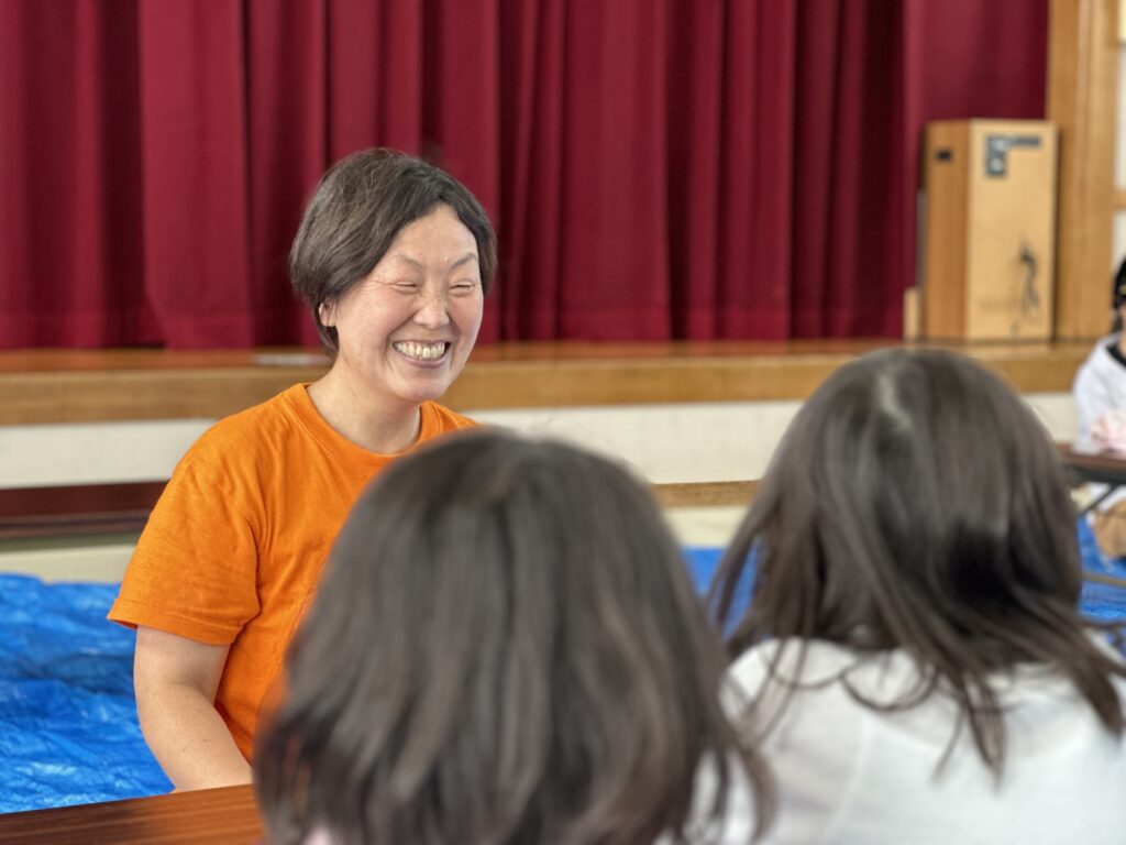 子供たちと一緒に笑う本田ゆみこ